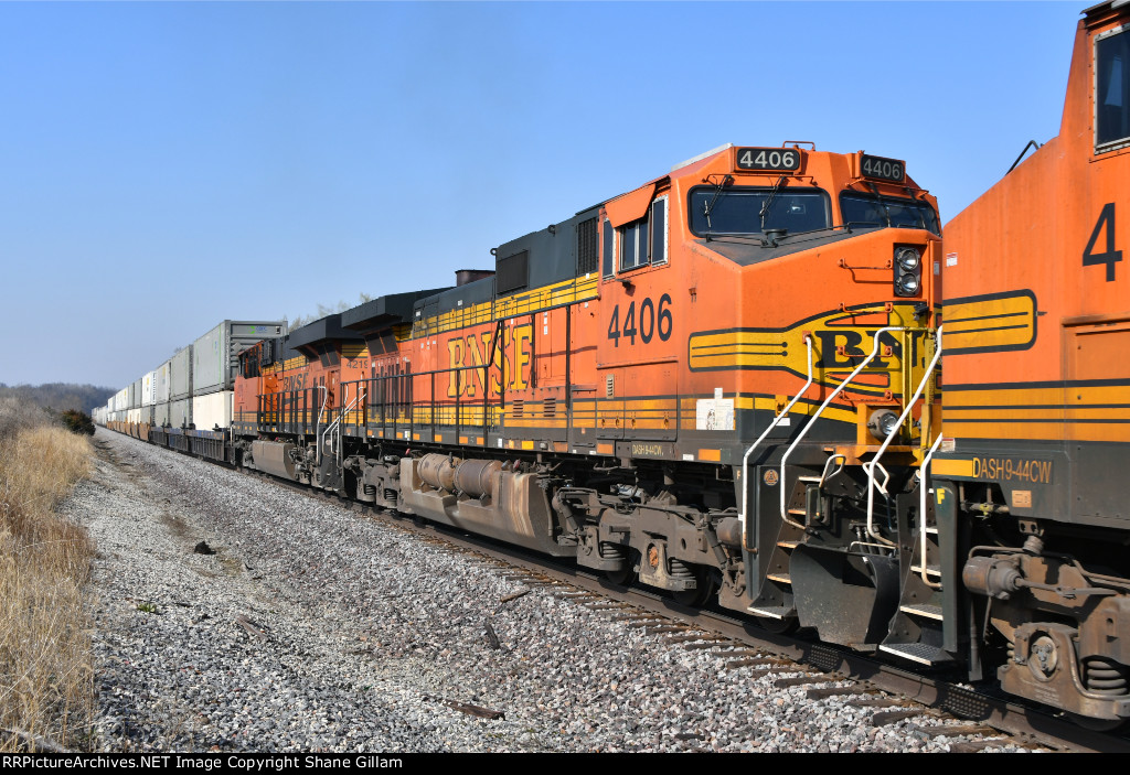 BNSF 4406 Roster shot.